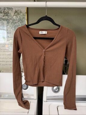 Hollister Brown Ribbed V-Neck Button-Front Long Sleeve Top
